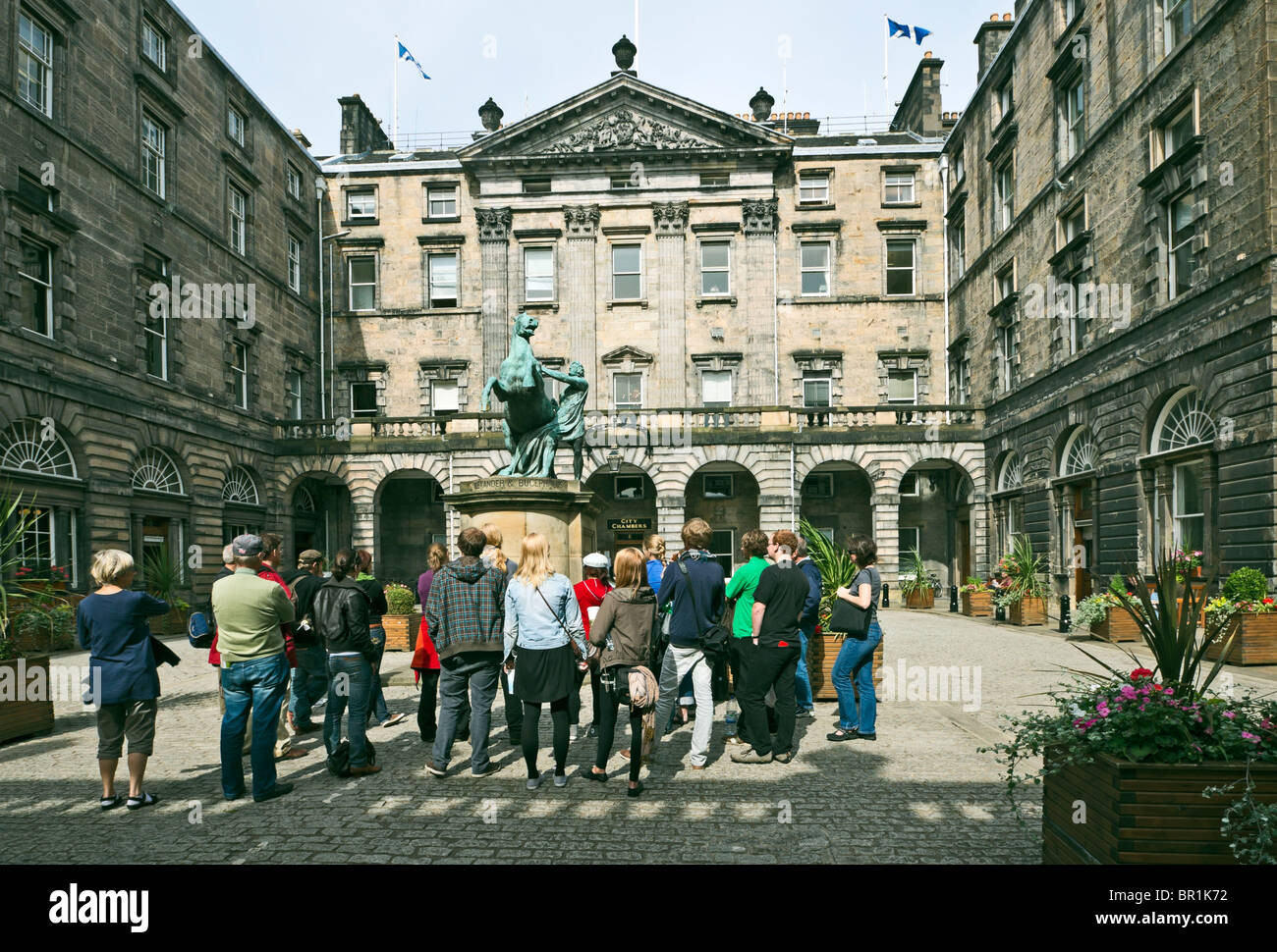 I turisti in visita a Edinburgh City Chambers in High Street sulla Royal Mile in Scozia Foto Stock