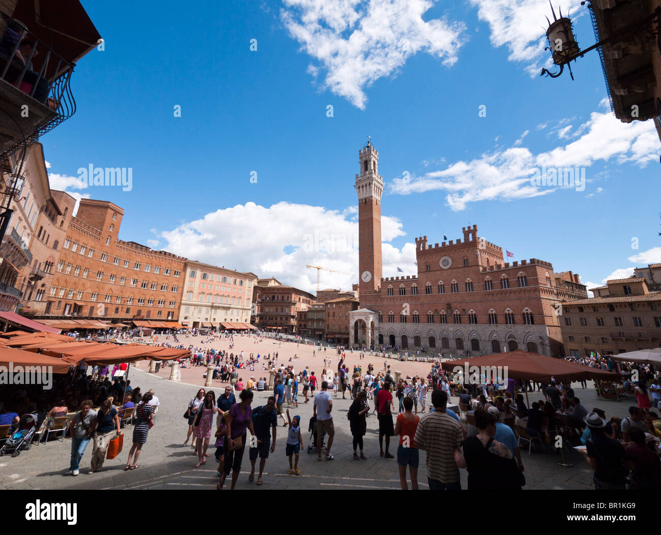 I turisti di visitare "il campo', la piazza centrale presso il centro storico di Siena in Toscana, Italia. Foto Stock