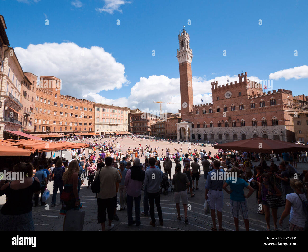 I turisti di visitare "il campo', la piazza centrale presso il centro storico di Siena in Toscana, Italia. Foto Stock
