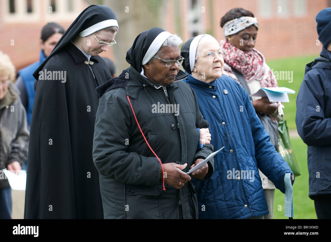 Un piccolo gruppo di suore presso il Santuario di Nostra Signora di Walsingham, Norfolk Foto Stock