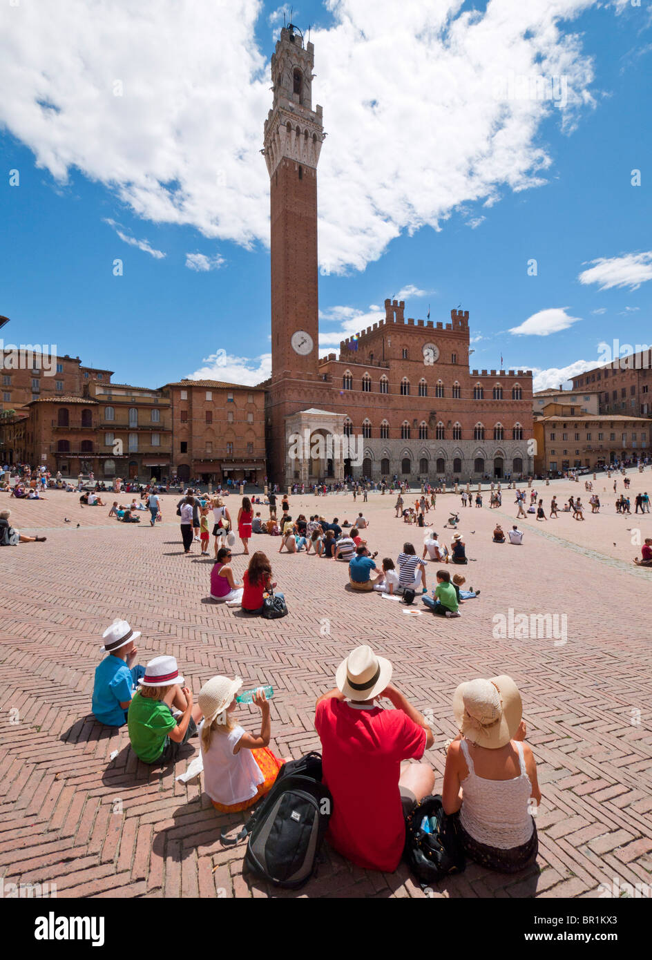 I turisti di visitare "il campo', la piazza centrale presso il centro storico di Siena in Toscana, Italia. Foto Stock