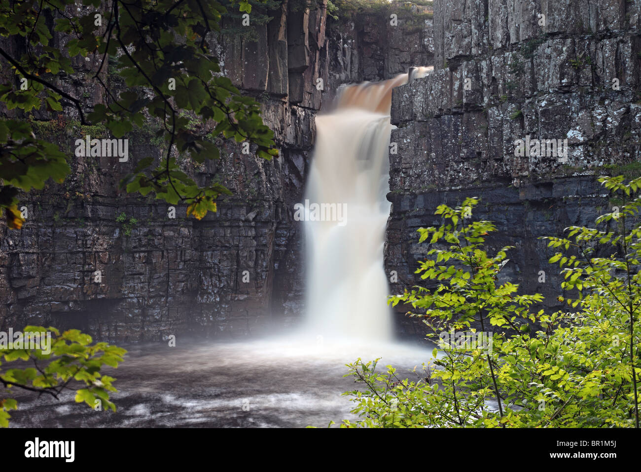 Il Fiume Tees che scorre sulla forza di alta cascata Teesdale superiore County Durham Regno Unito Foto Stock