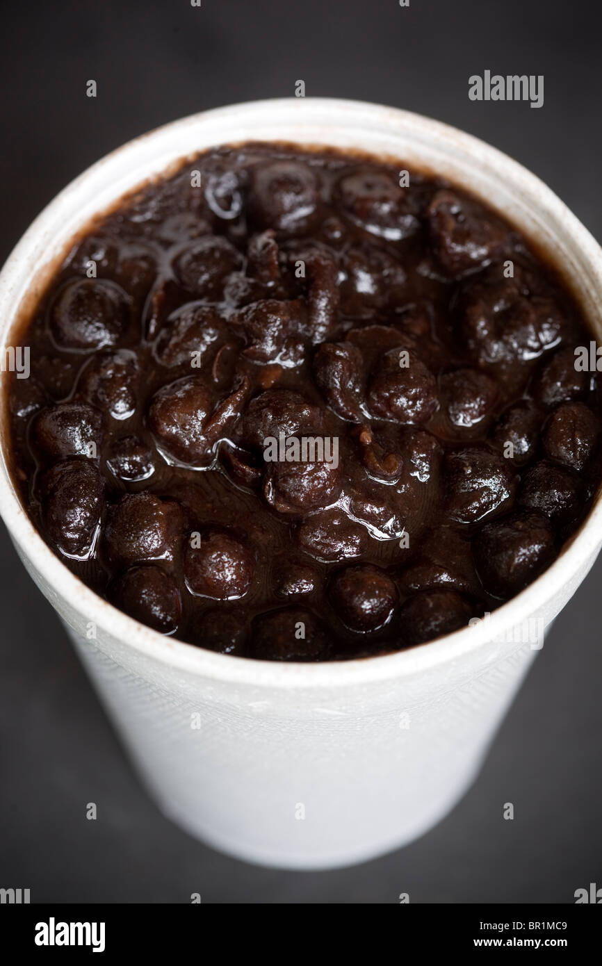 Tazza di caldo piselli nero venduta al mercato di Accrington Regno Unito Foto Stock