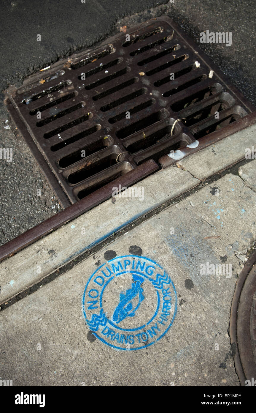 Un segnale di avvertimento, nessun dumping, scarichi per il porto di New York, visto sul marciapiede vicino a storm pozzo nella Chinatown di Manhattan Foto Stock