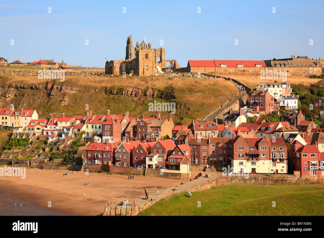 Chiesa di Santa Maria e Whitby Abbey sulla East Cliff al di sopra di case di pescatori e porto inferiore, Whitby, North Yorkshire, Inghilterra, Regno Unito. Foto Stock