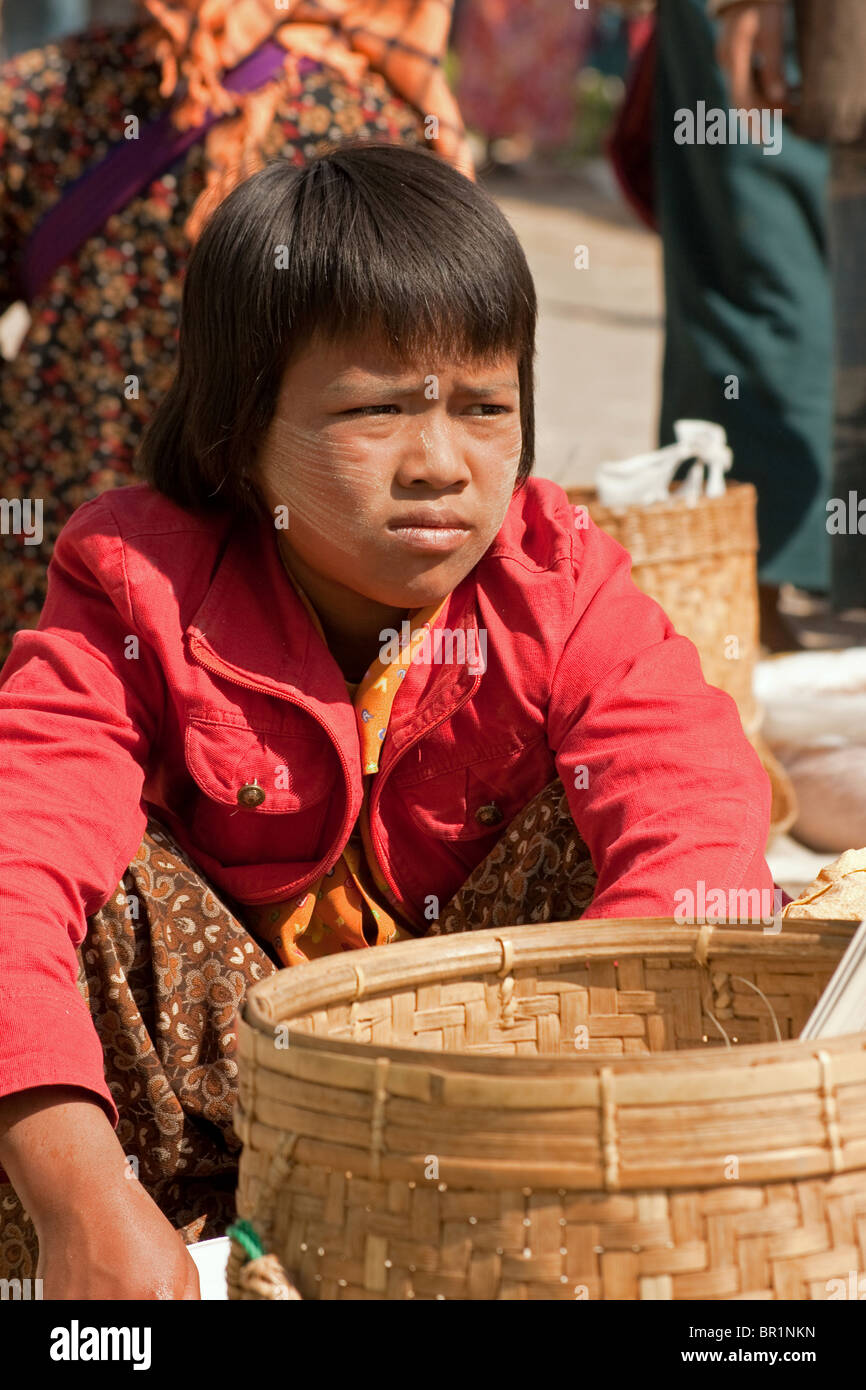 Giovane ragazza birmano a Aungban mercato di minoranza nello Stato di Shan, Myanmar (Birmania). Foto Stock
