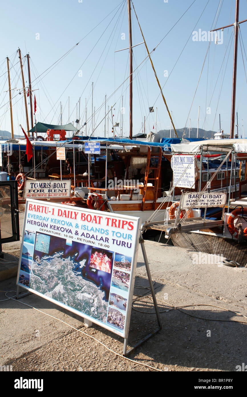 Pubblicità schede di gite in barca, porto di Kas, Turchia Foto Stock