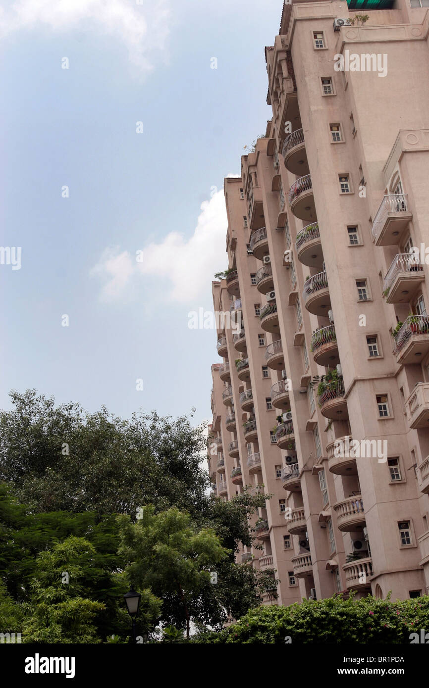 Di nuova costruzione residenziale di moderni edifici ad alta nel sobborgo di Delhi di Gurgaon in India. Foto Stock