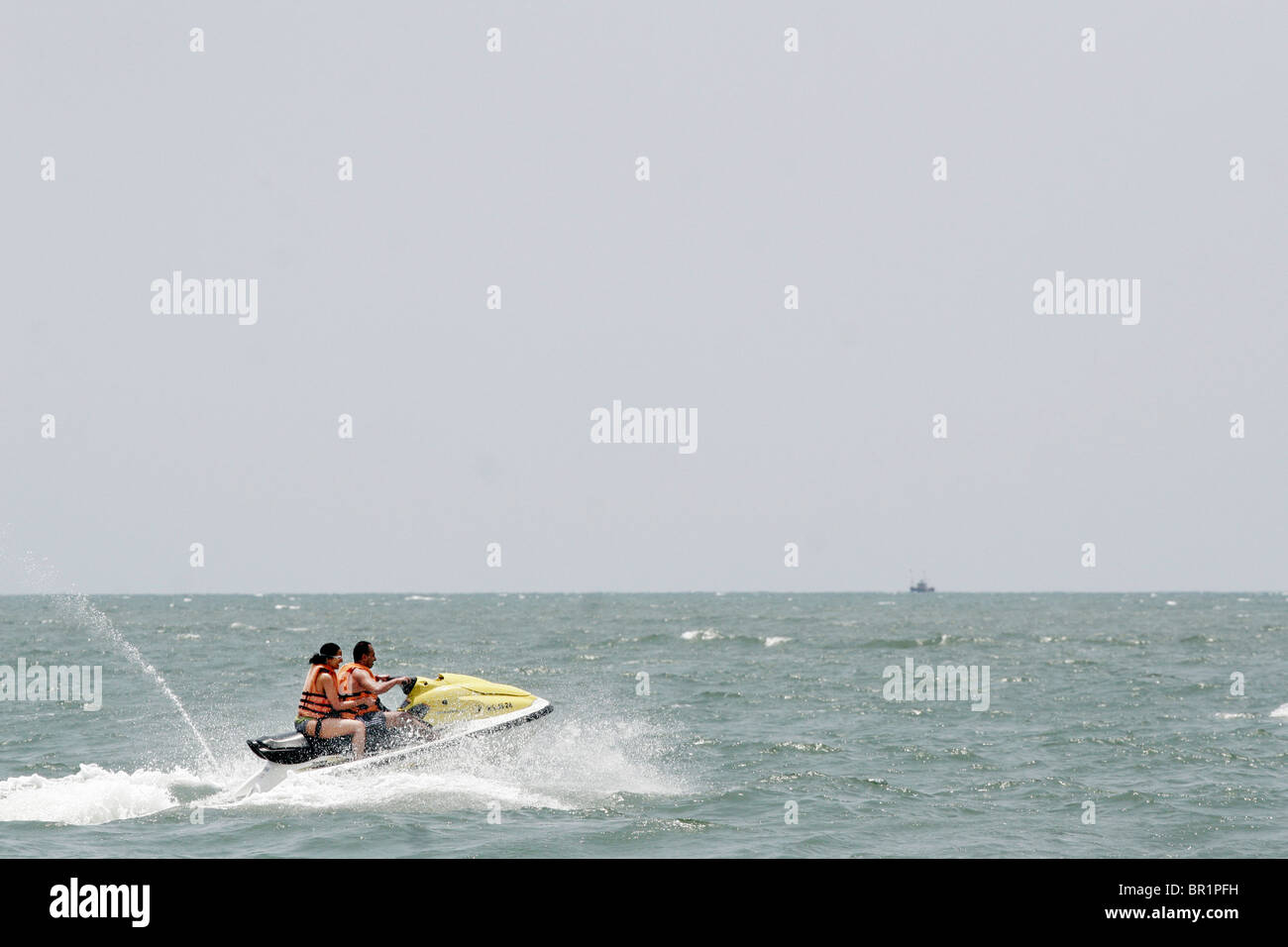 Un jet ski (acqua scooter) sul mare al largo di Goa in India. Foto Stock