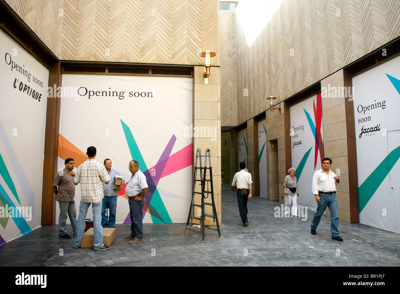 Persone in un grande centro commerciale che è in costruzione nel centro cittadino di Beirut in Libano. Foto Stock