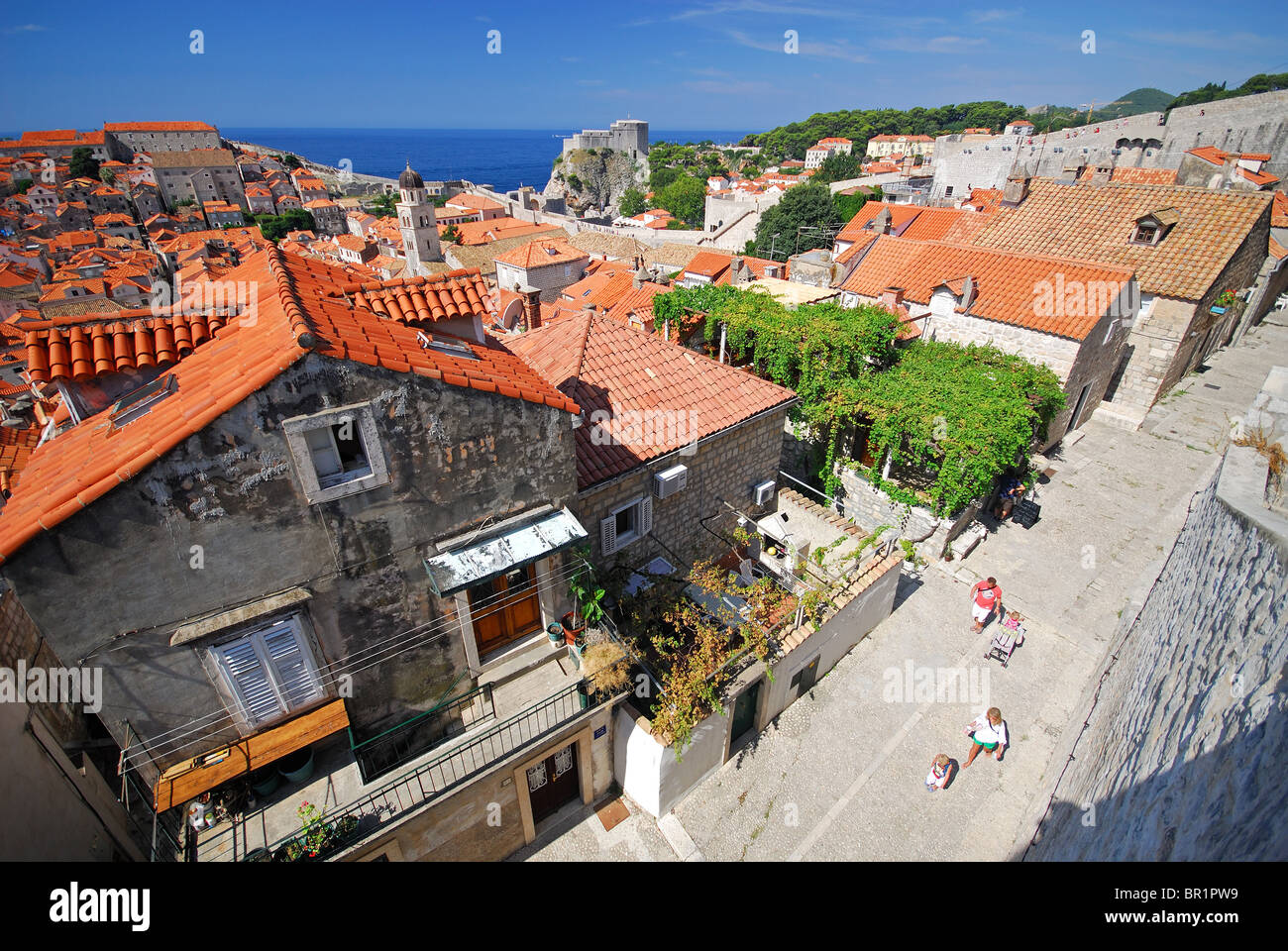 DUBROVNIK, Croazia. Una strada della città vecchia, come si vede dalle mura della città. 2010. Foto Stock