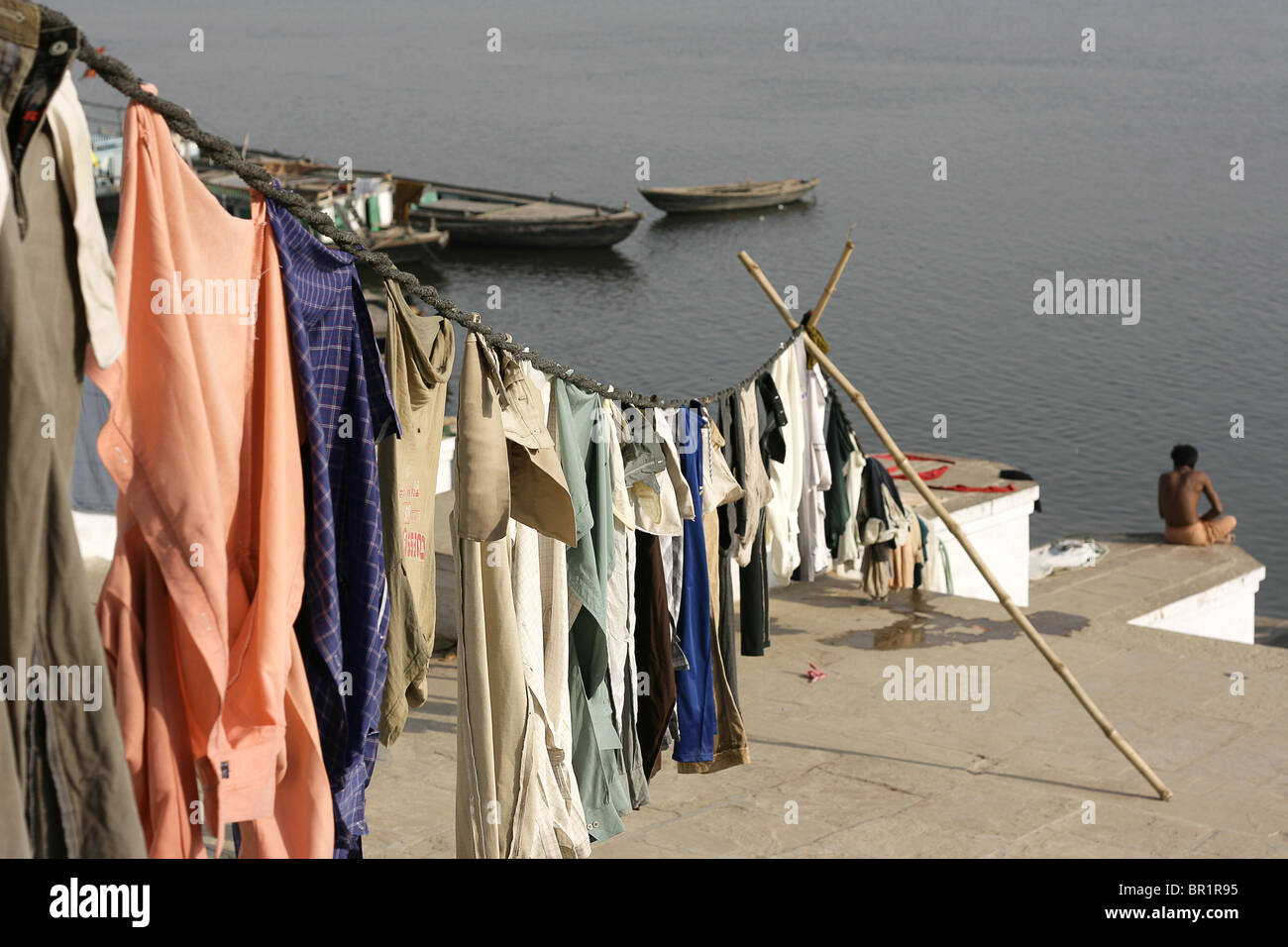 Servizio lavanderia essiccazione su la balneazione ghats di Varanasi (India). Foto Stock