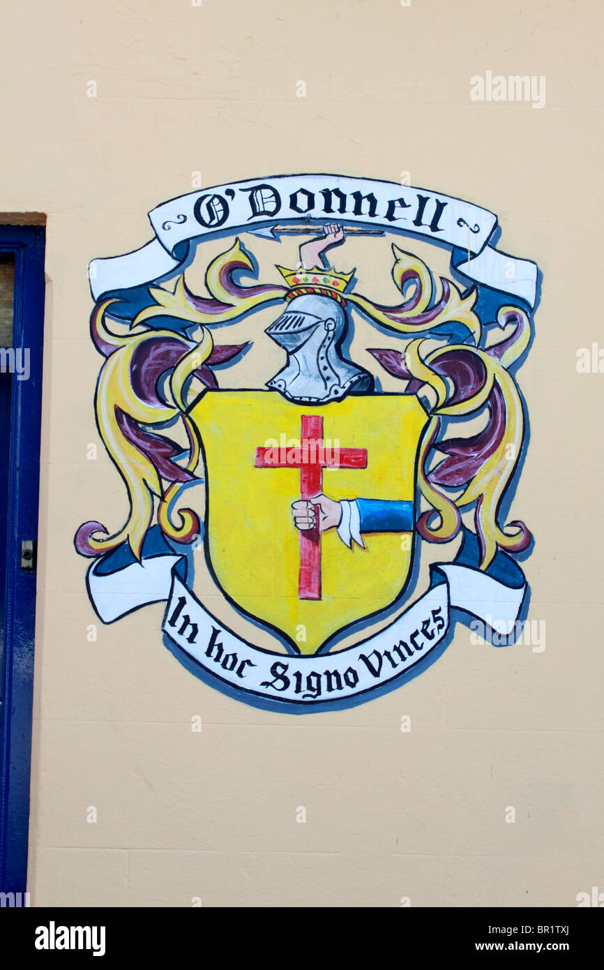 Il Crest del comune famiglia irlandese nome O'Donnell crest sulla parete nella Contea di Donegal, Irlanda Foto Stock