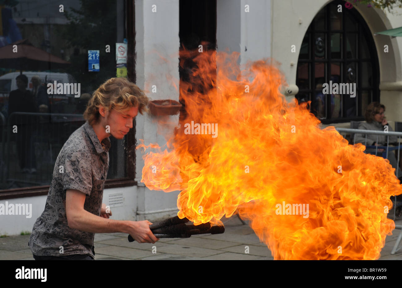 Uomo fuoco respirazione Foto Stock