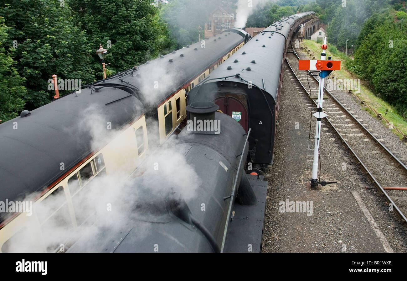 Il passaggio di treni a vapore a Bewdley, Severn Valley Railway Foto Stock