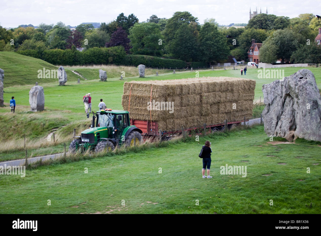 La paglia Laden autocarro passando attraverso il villaggio di Avebury, WILTSHIRE REGNO UNITO Foto Stock