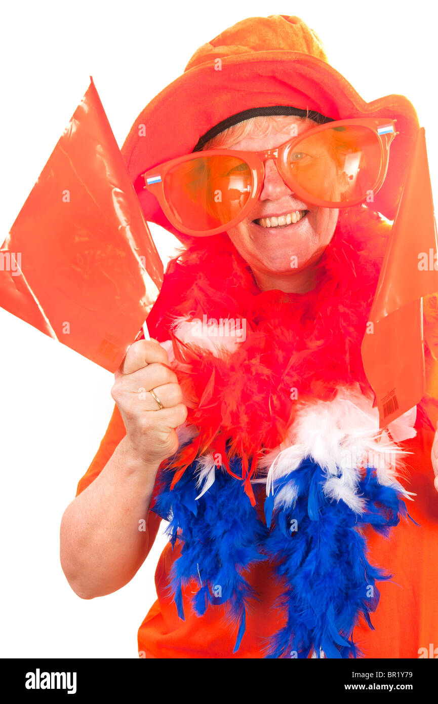 Donna anziana come il calcio olandese sostenitore isolato su bianco Foto Stock