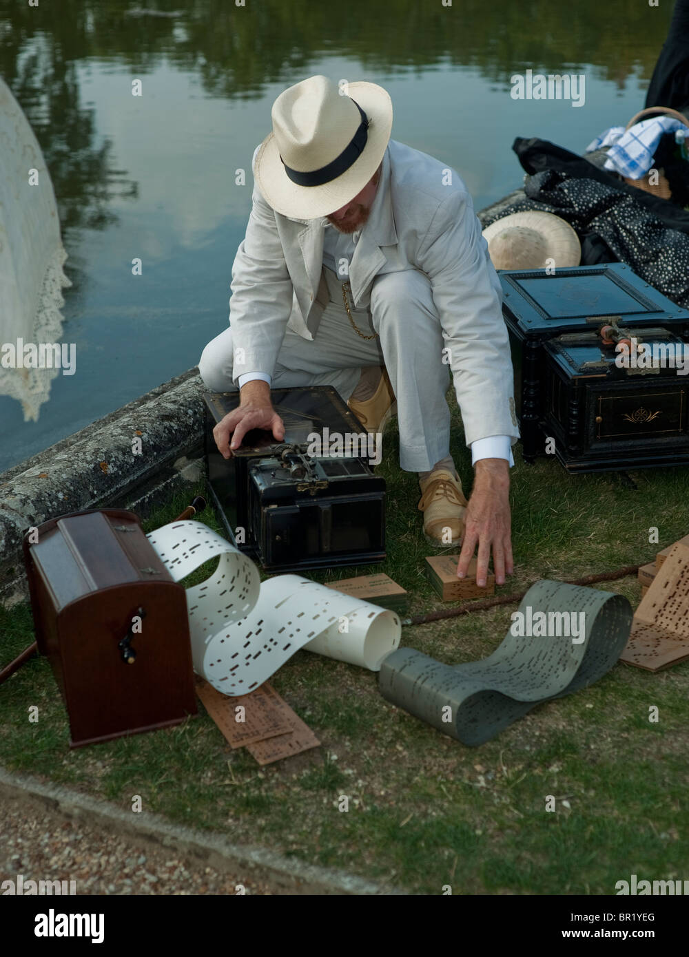 Francia - 'Chateau de Breteuil', Choisel, uomo francese vestito con costume d'epoca tradizionale, abito fantasia in età vittoriana, a Ball Event , (Journees du Patrimoine) che suona il carillon accanto allo stagno esterno, abbigliamento da uomo Foto Stock