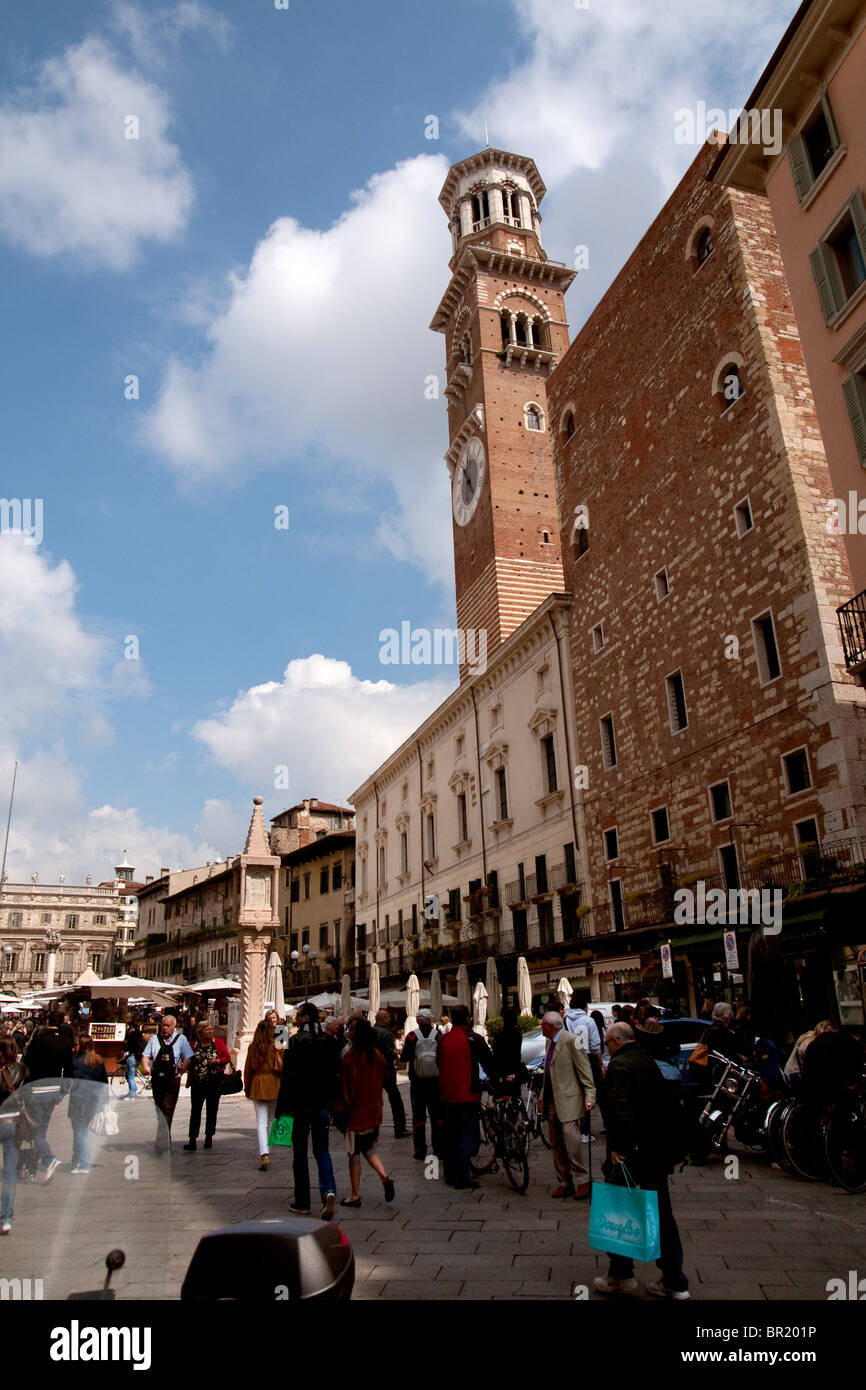 Torre dei Lamberti - Piazza delle Erbe, Verona, Italia Foto Stock