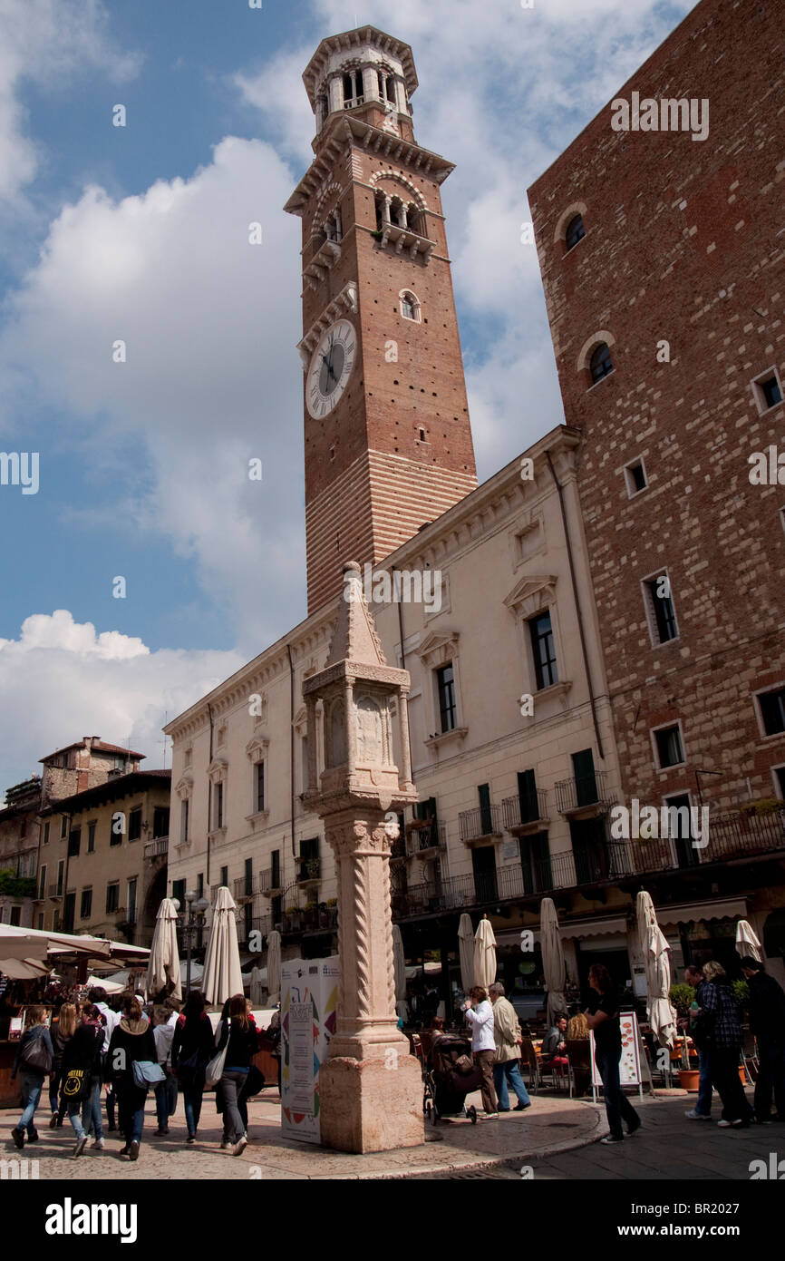 Torre dei Lamberti - Piazza delle Erbe, Verona, Italia Foto Stock