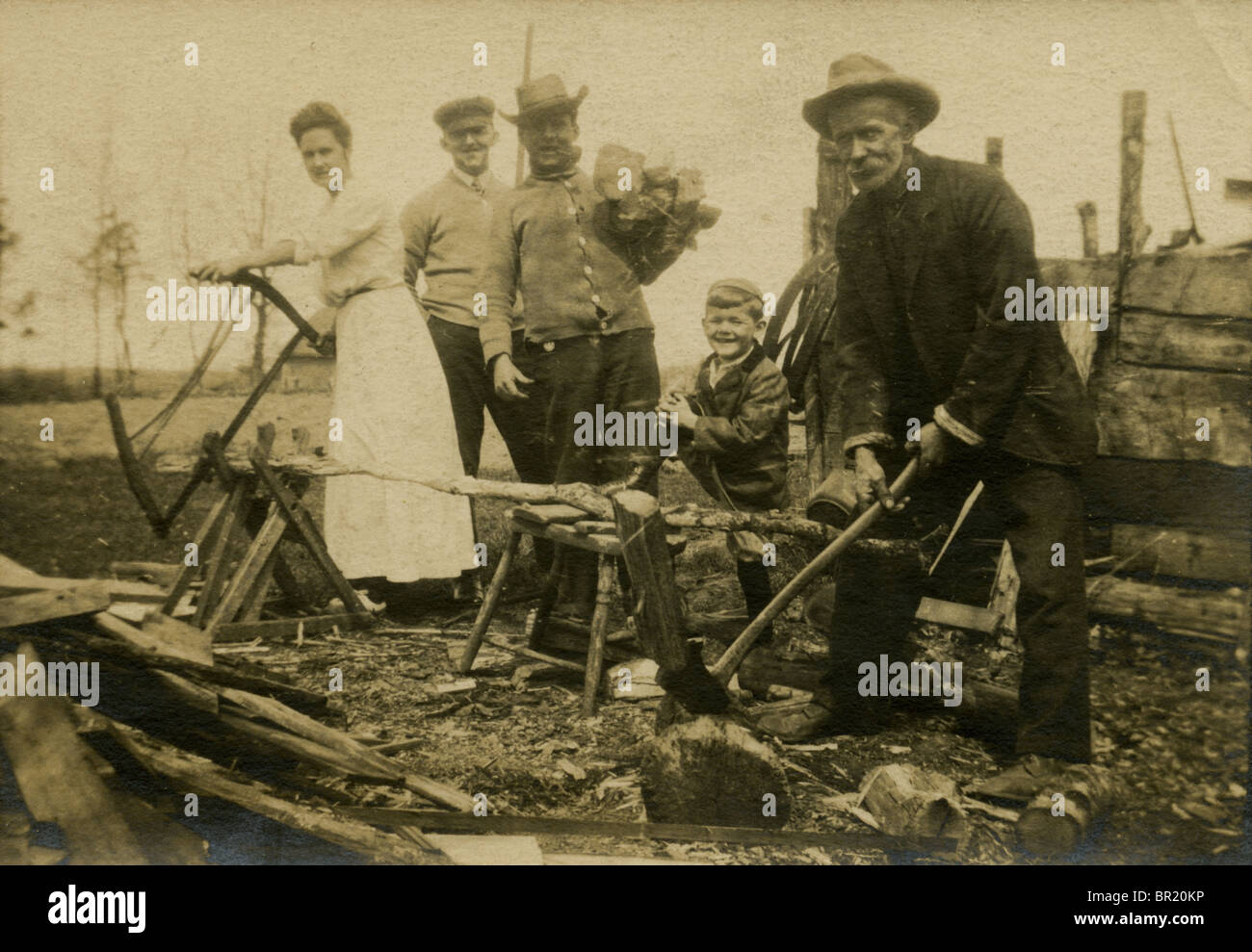 Circa 1910 foto di famiglia la trinciatura di legna da ardere. Foto Stock