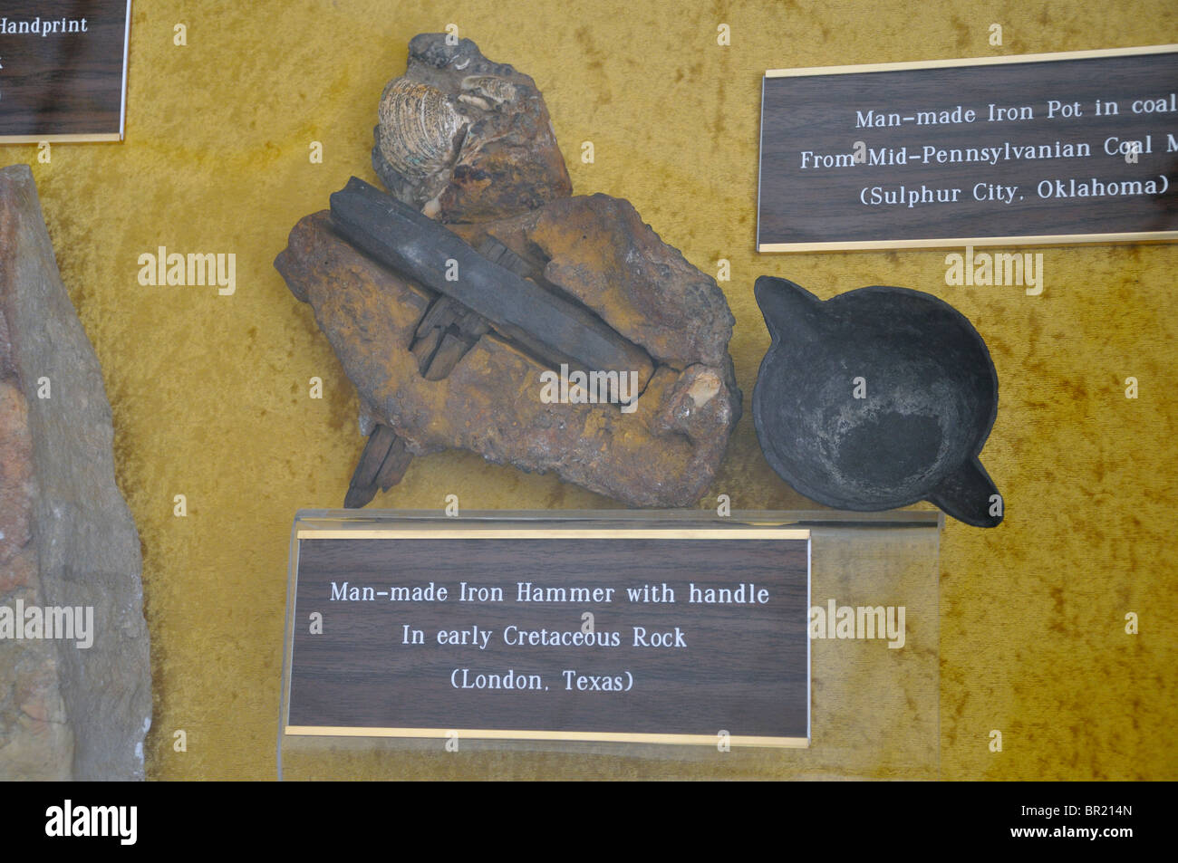 Man-made martello di ferro con maniglia trovata nel primo Cretaceo rock,  creazione prove Museum, Glen Rose, Texas, Stati Uniti d'America Foto stock  - Alamy