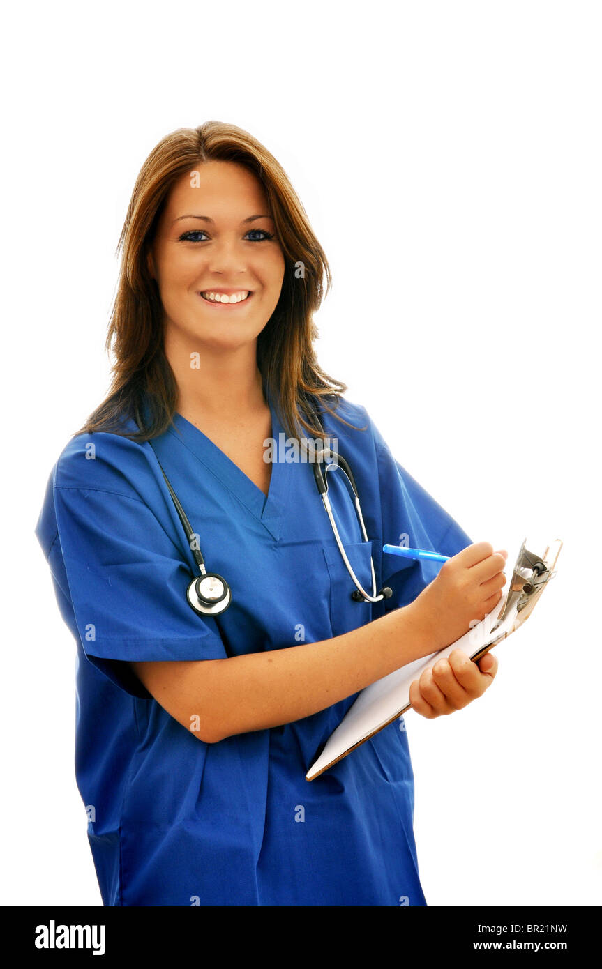 Donna sorridente infermiera con stetoscopio e appunti isolati su sfondo bianco. Foto Stock