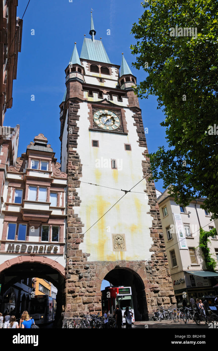Freiburg im Breisgau, Baden-Württemberg, Germania. Martinstor / St Martin's Gate Foto Stock