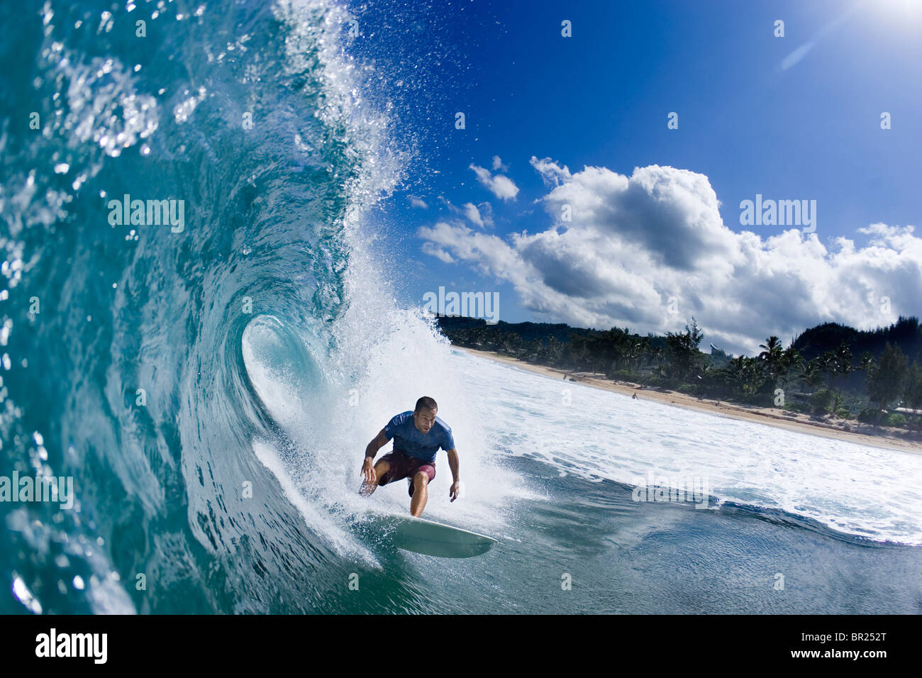 Stella della musica; Jack Johnson surf in Hawaii Foto Stock