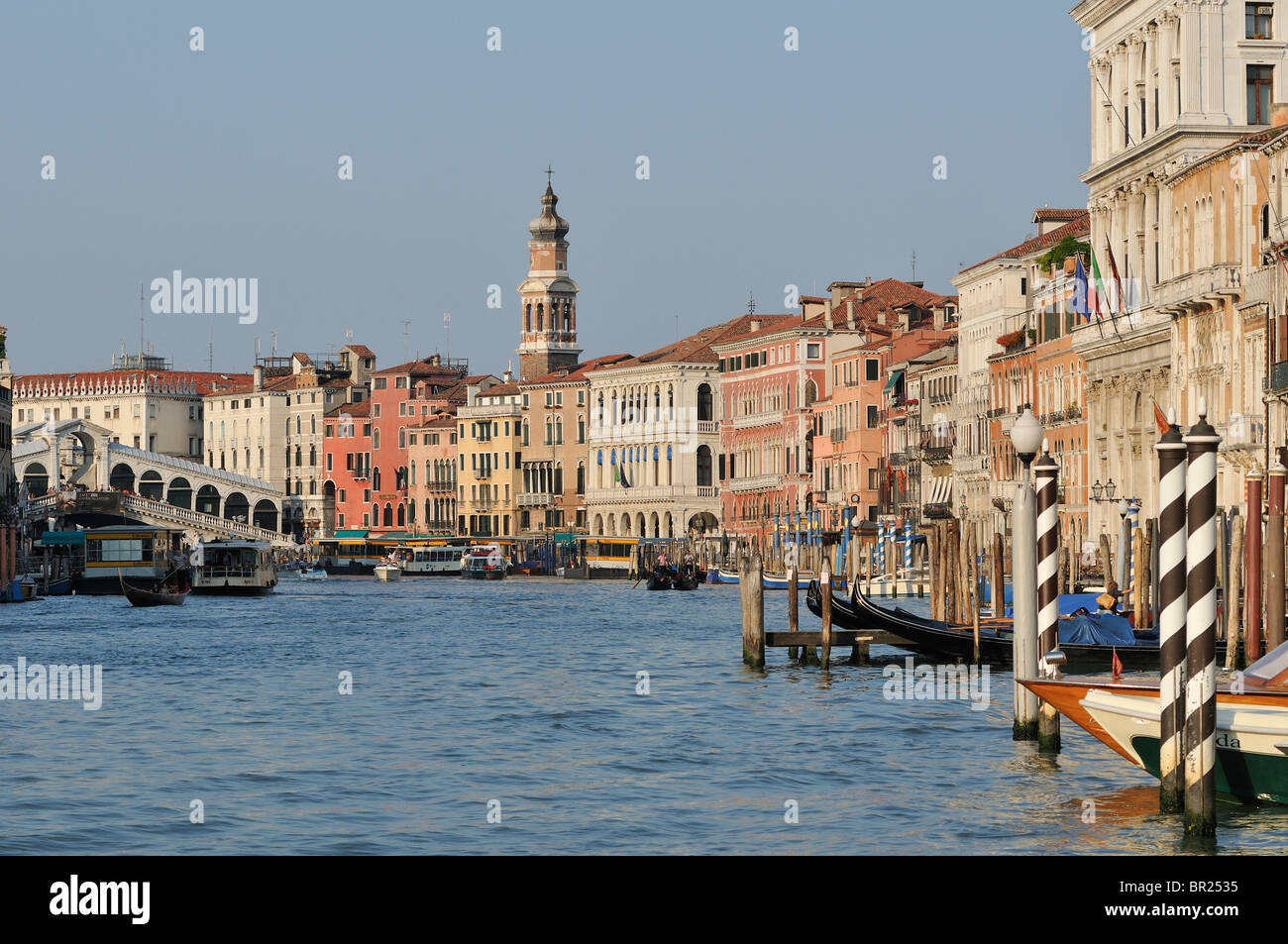 Venezia. L'Italia. Vista del Canal Grande e il Ponte di Rialto. Foto Stock