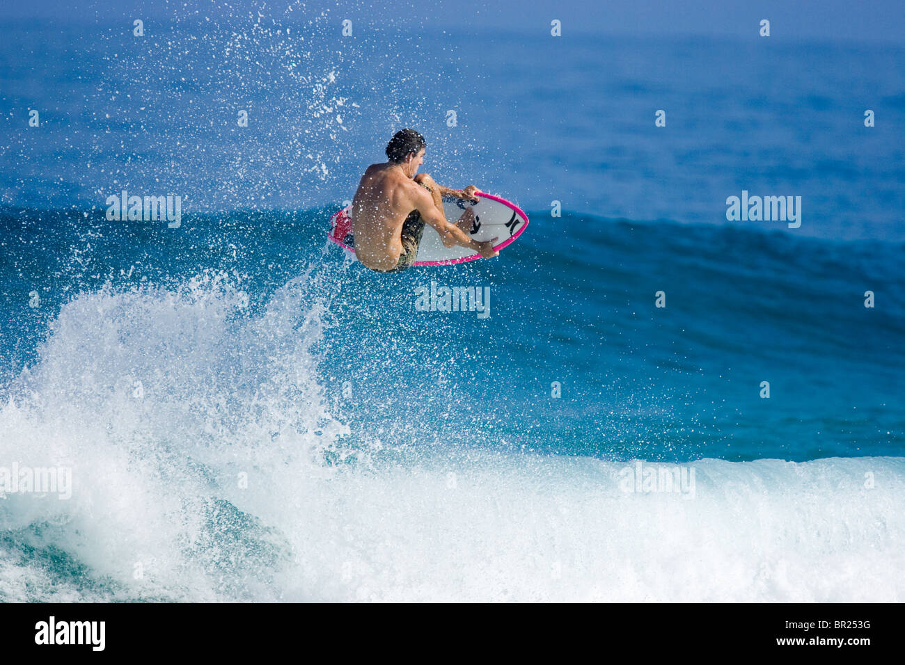Surfer catturati durante un ariel manovrare in Hawaii Foto Stock