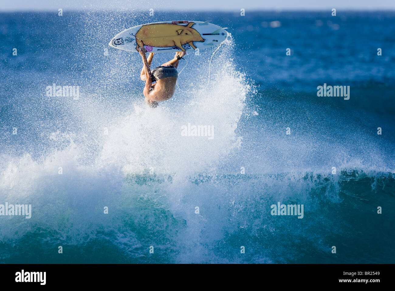 Surfer eseguendo una manovra di Ariel, Hawaii Foto Stock