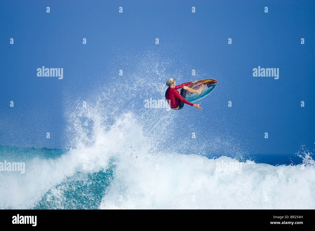 Surfer eseguendo una manovra di Ariel, Hawaii Foto Stock