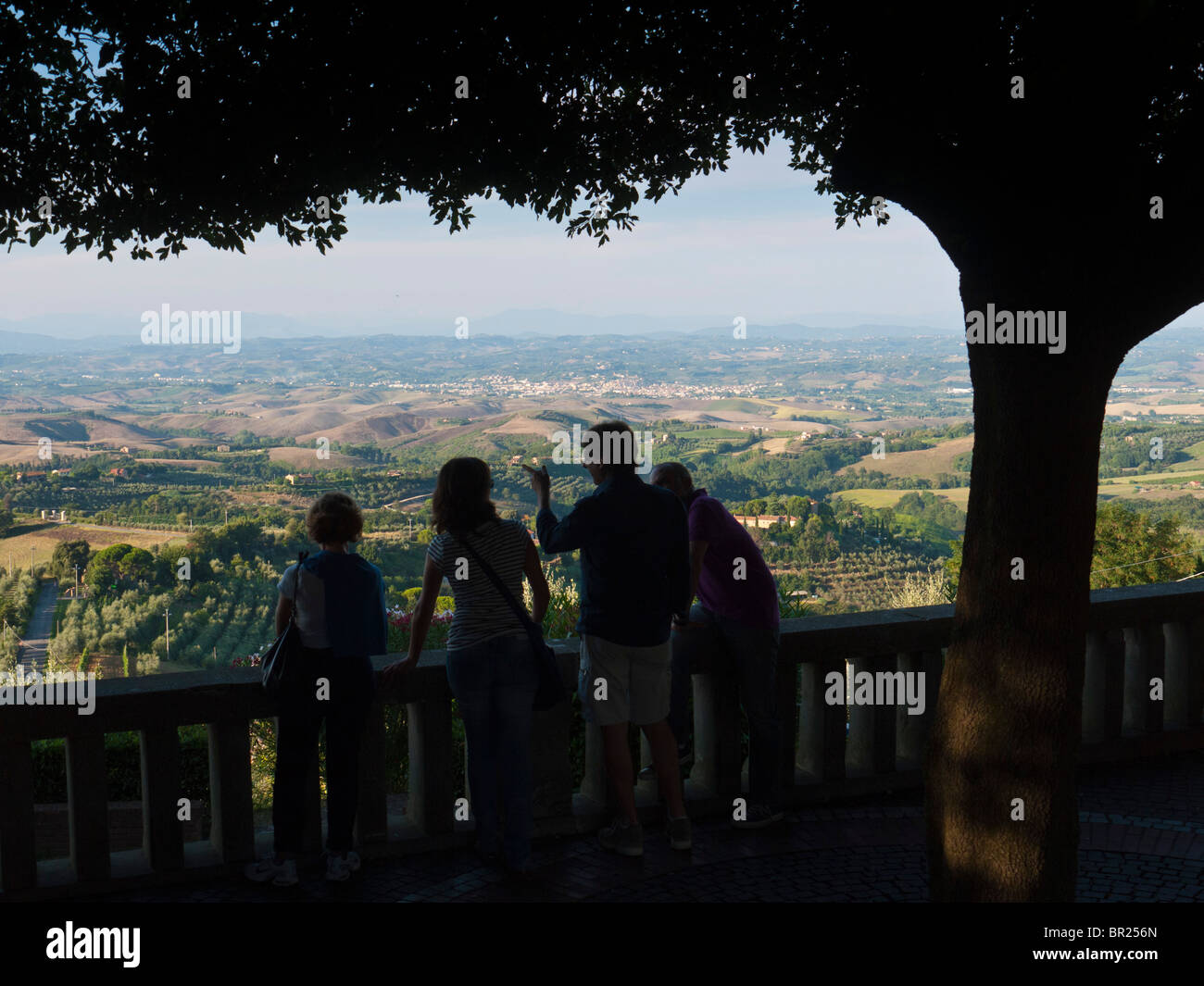 Vista da Montaione terrazza panoramica verso il paesaggio della Toscana / Italia. Foto Stock