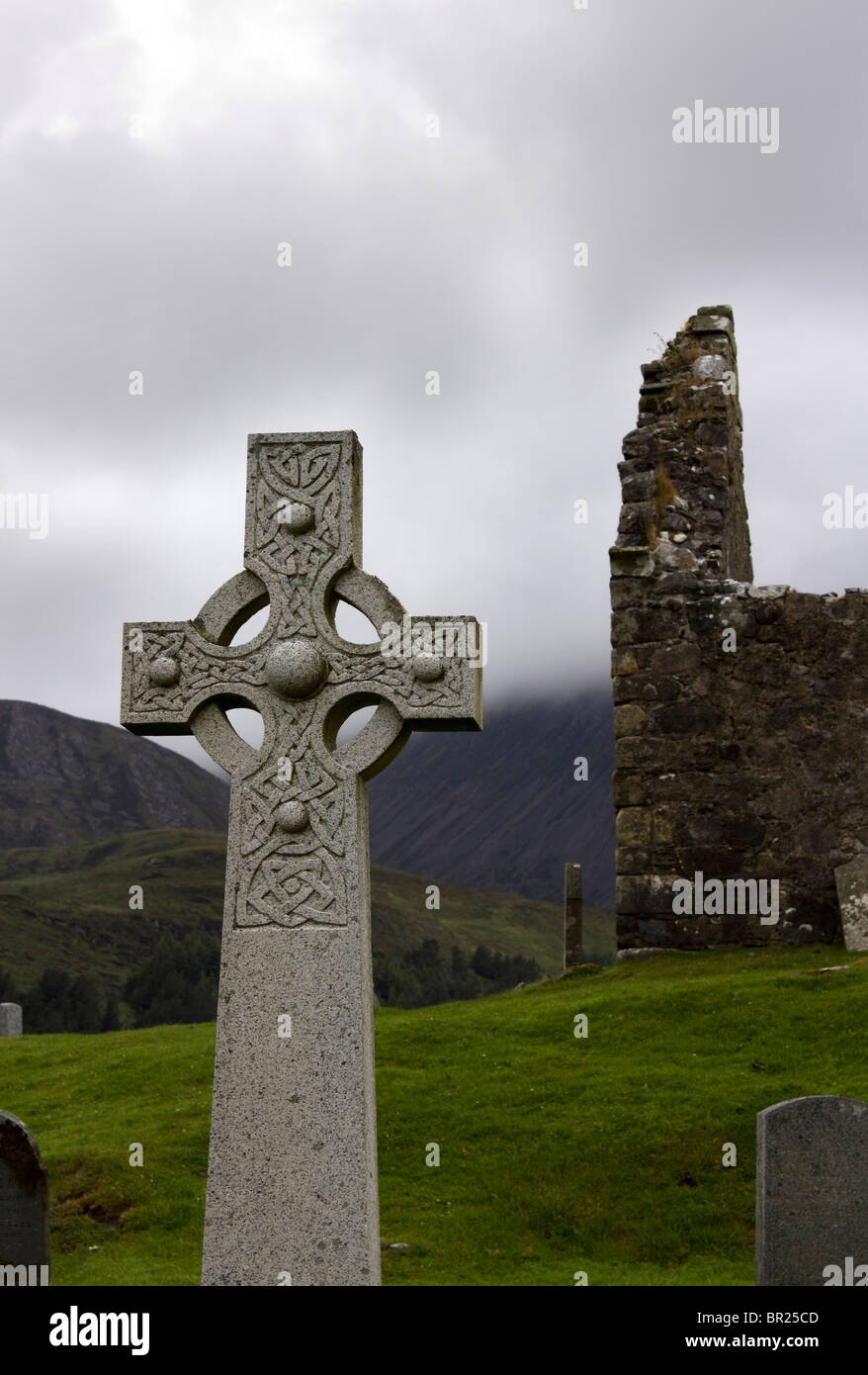 Celtic Cross lapide a Cill Chriosd cimitero, Suardal, Skye con le rovine della cappella e nebbioso vertice di Beinn Dearg dietro. Foto Stock