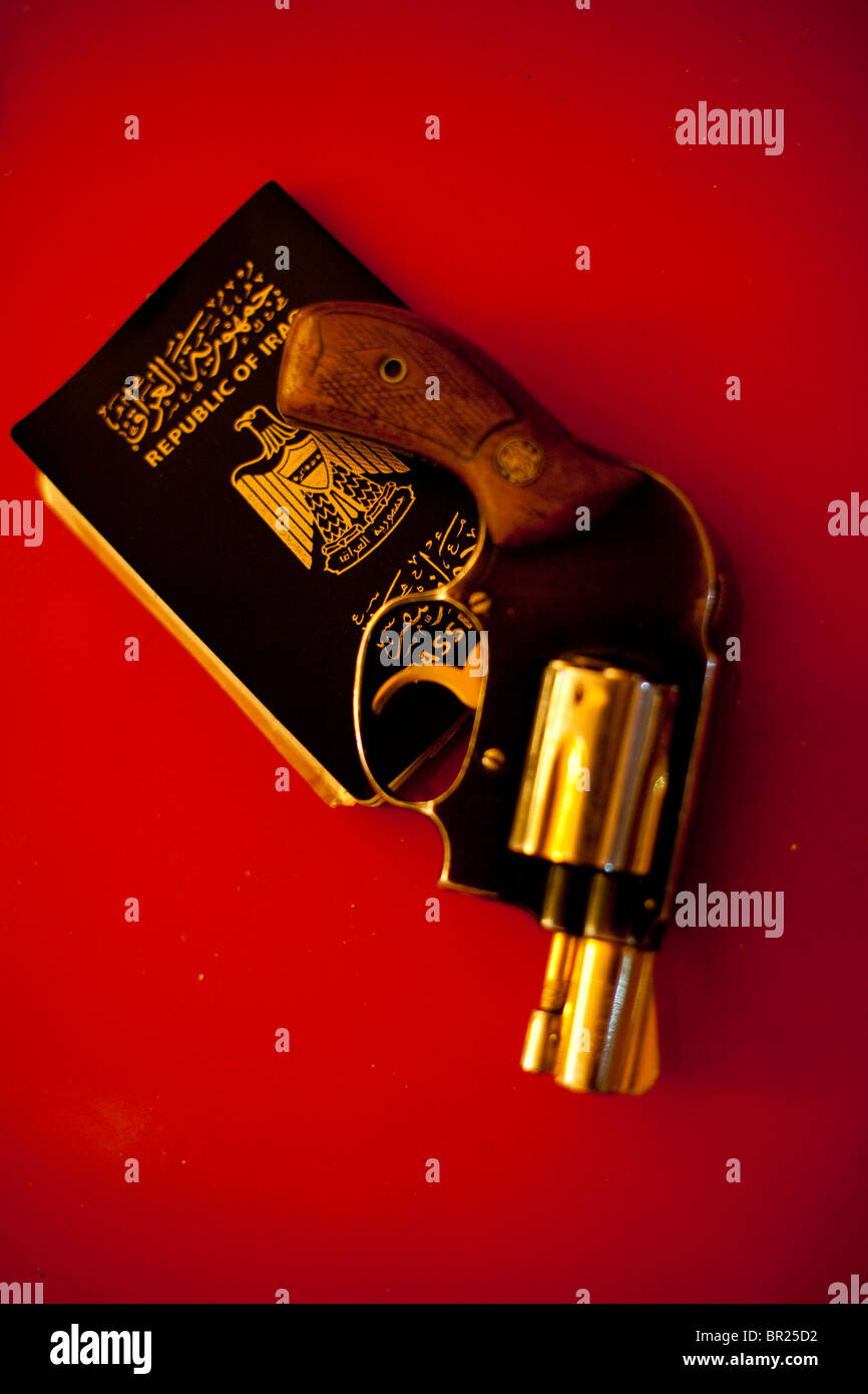 Una pistola su passaporto Iracheno Foto Stock