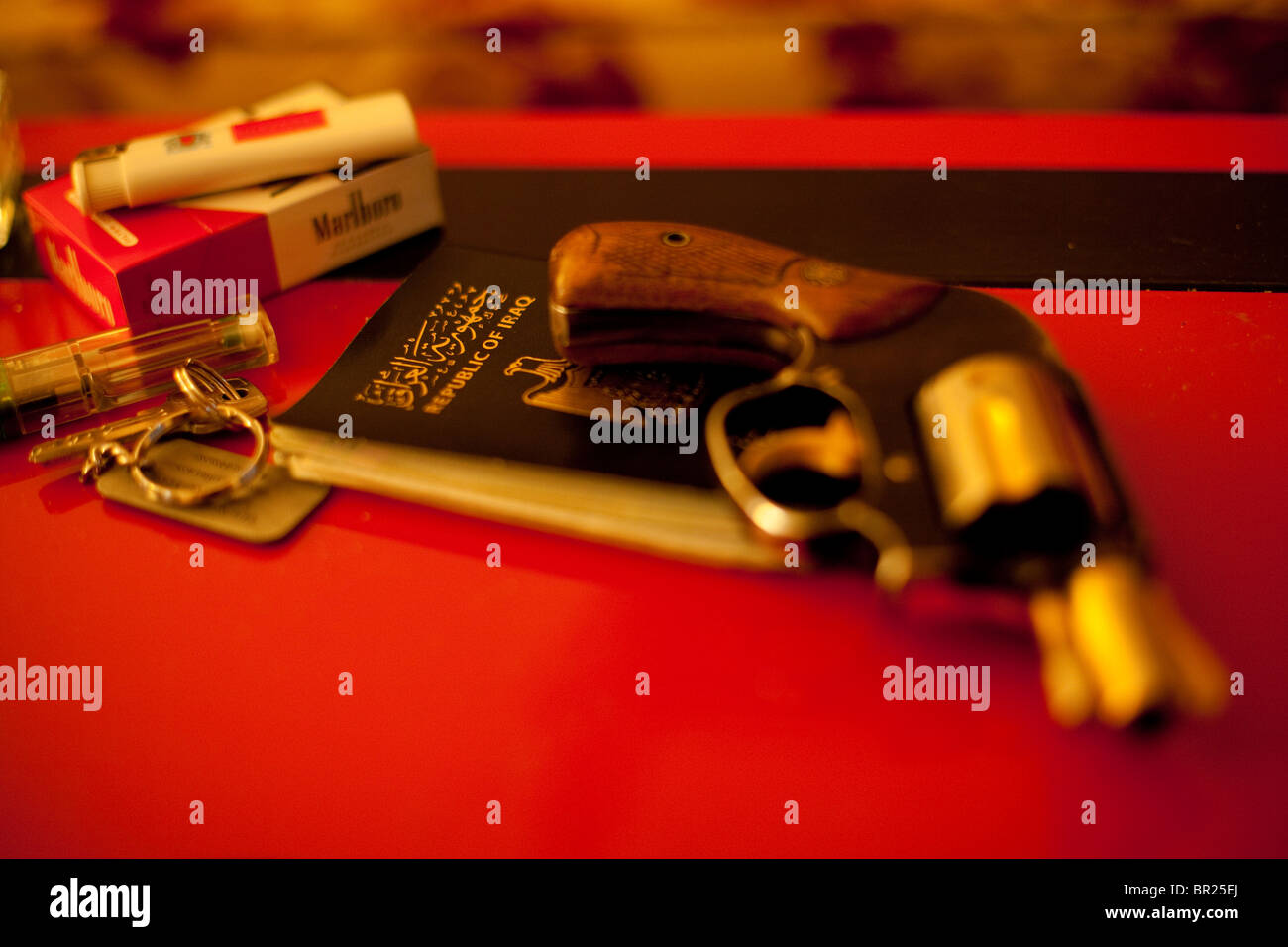 Una pistola su passaporto Iracheno Foto Stock