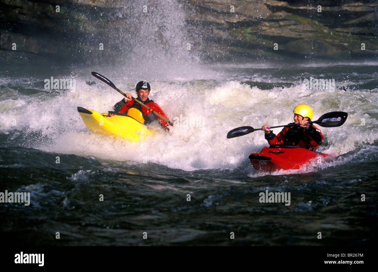 Un padre e figlia godetevi un pomeriggio kayak in the Rapids. Foto Stock