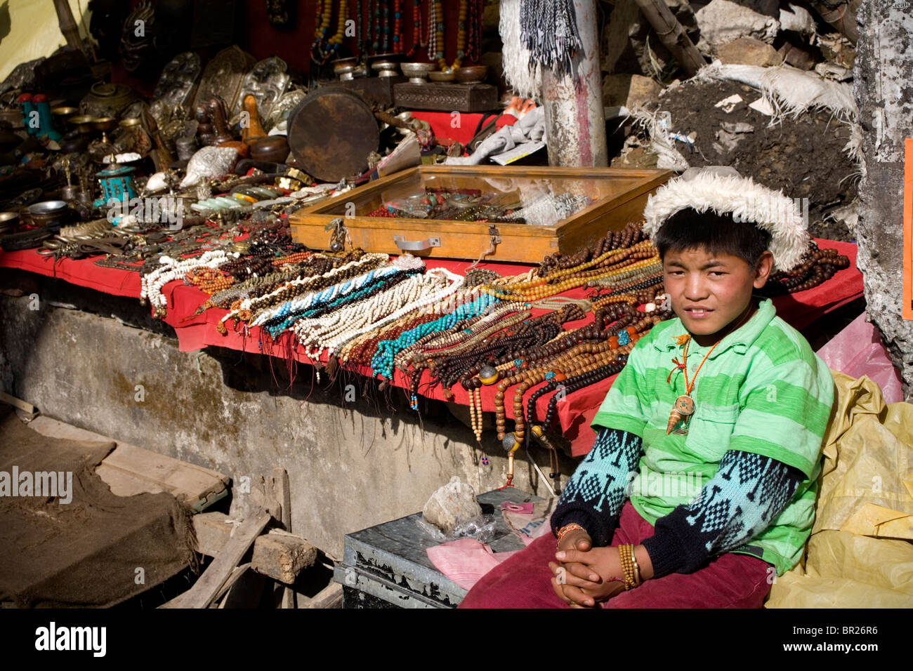 Bambino tibetano la vendita di artigianato tipico in una fase di stallo Dharamsala, Himachal Pradesh, India. Foto Stock