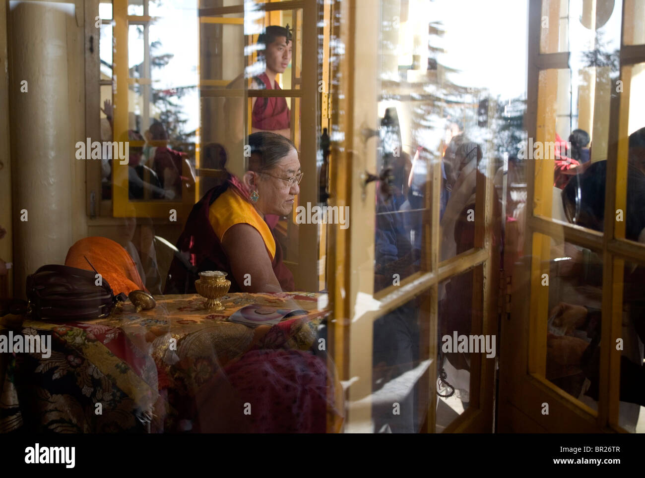 Sua Santità Sakya Trizin testa della tradizione Sakya del buddhismo tibetano benedizione adoratori al tempio Tsuglagkhang, Dharamsala. Foto Stock