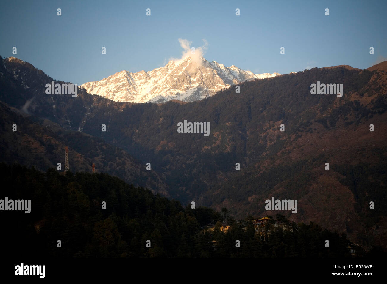 Alto picco di montagna su Dharamsala, Himachal Pradesh, India. Foto Stock