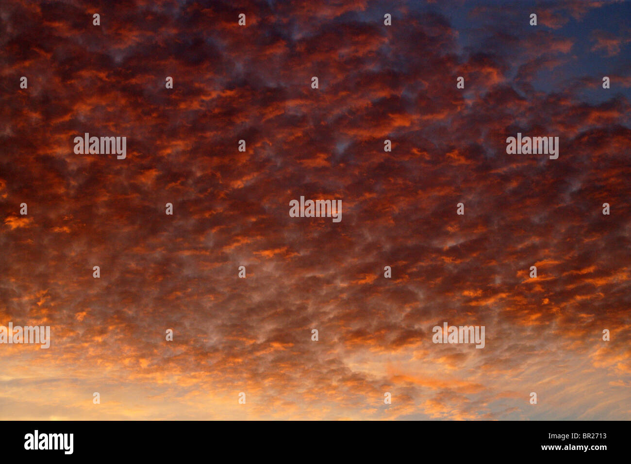 Red Sky e nuvole al tramonto, REGNO UNITO Foto Stock