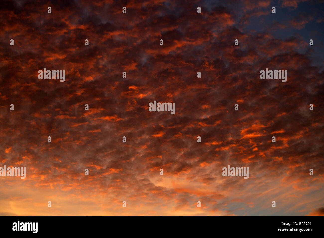 Red Sky e nuvole al tramonto, REGNO UNITO Foto Stock