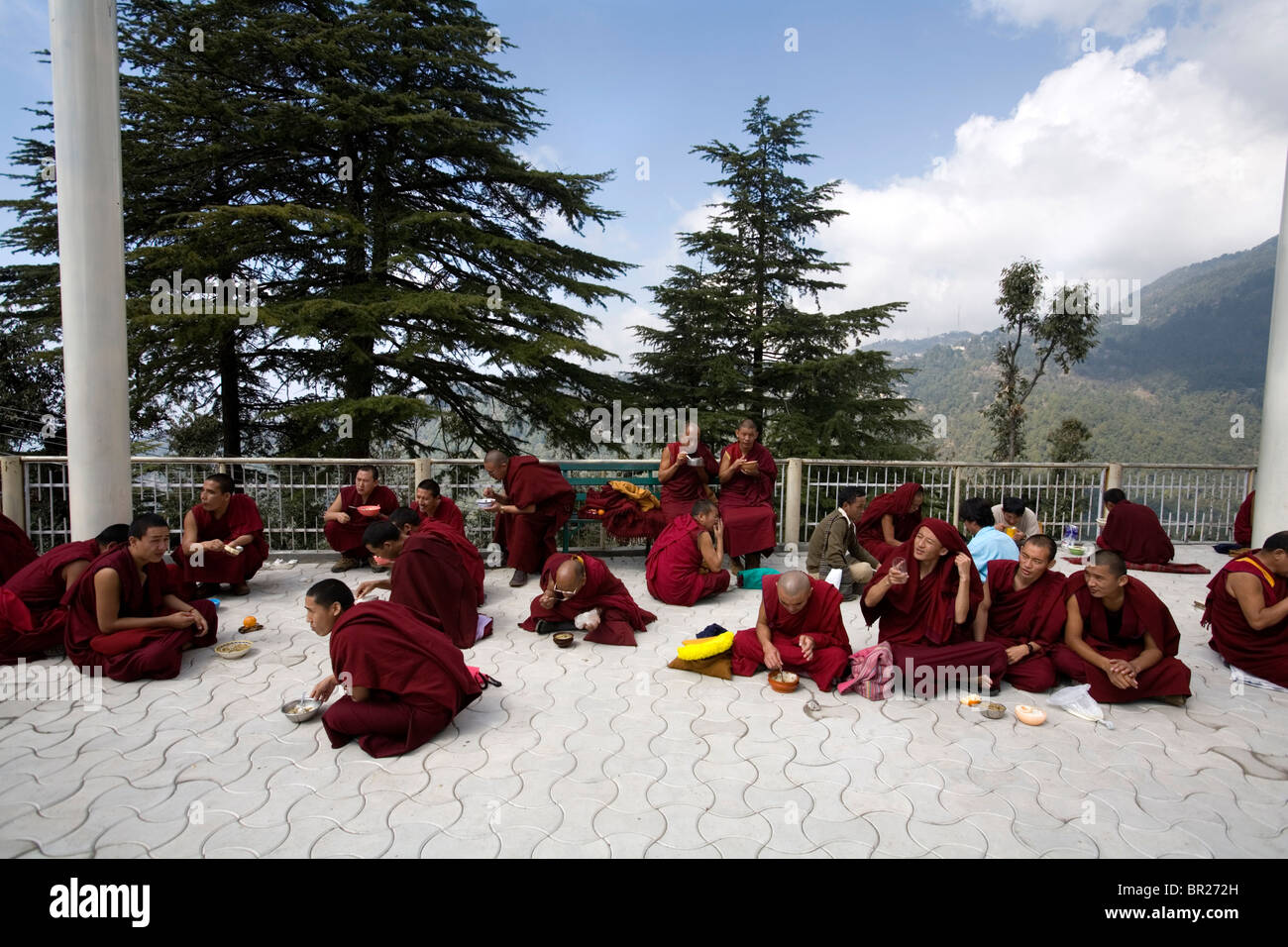 Monaci Tibetani di mangiare al di fuori del tempio Tsuglagkhang Dharamsala, Himachal Pradesh, India. Foto Stock