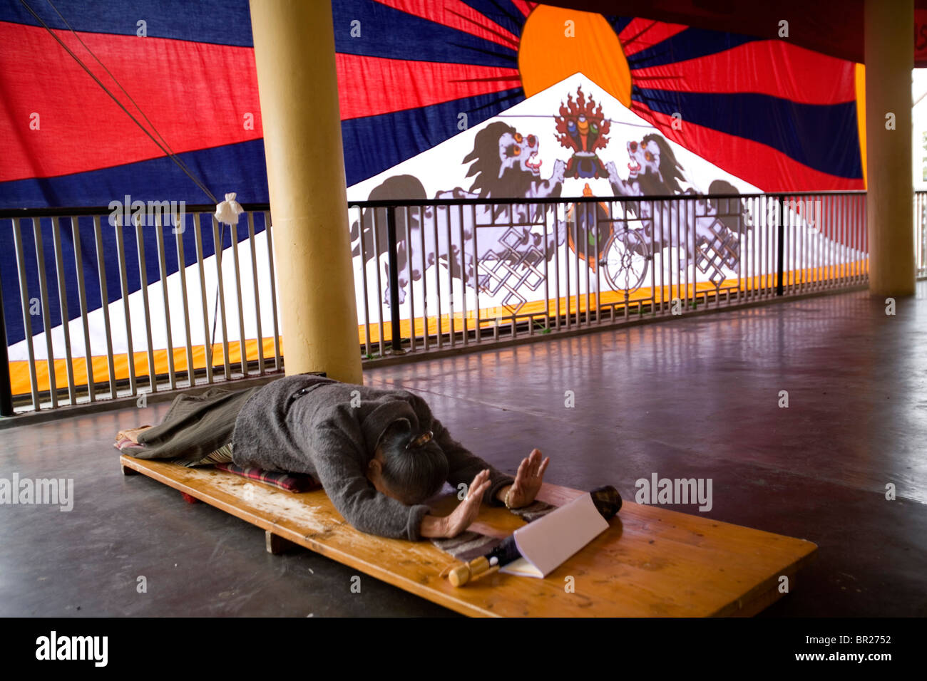 Il Tibetano donna orante al tempio Tsuglagkhang, McLeod Ganj Dharamsala, Himachal Pradesh, India. Foto Stock