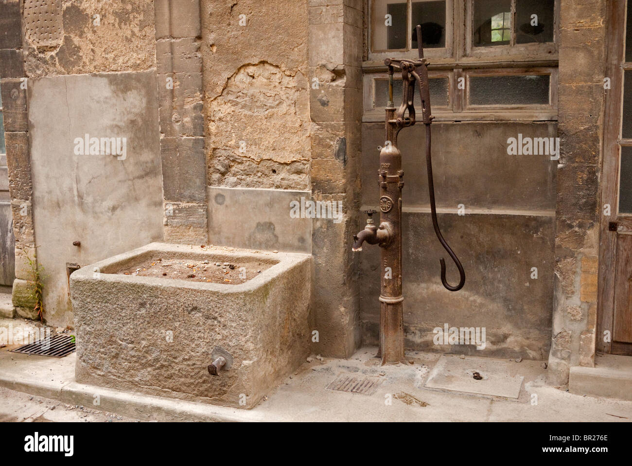 Pompa acqua nel villaggio francese Foto Stock
