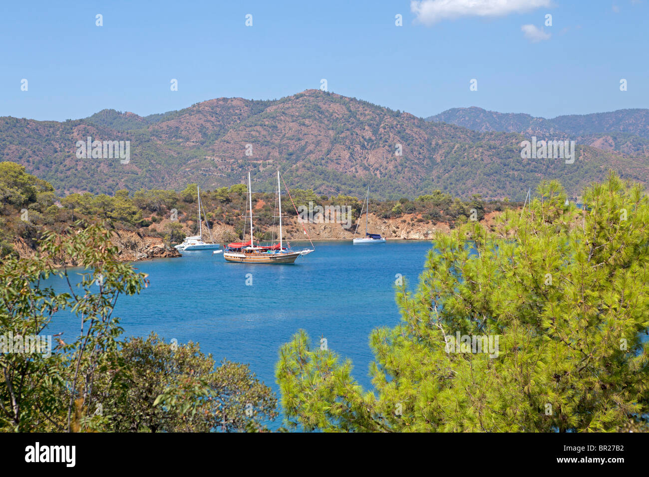 Barche escursioni fuori isola Yassica (isola piatta) vicino a Fethiye, nella costa occidentale della Turchia Foto Stock