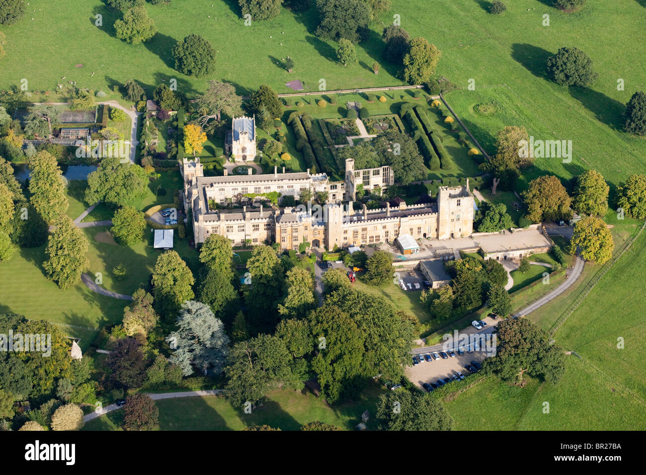 Una veduta aerea del Castello di Sudeley vicino al villaggio Costwold di Winchcombe, Gloucestershire da ovest Foto Stock