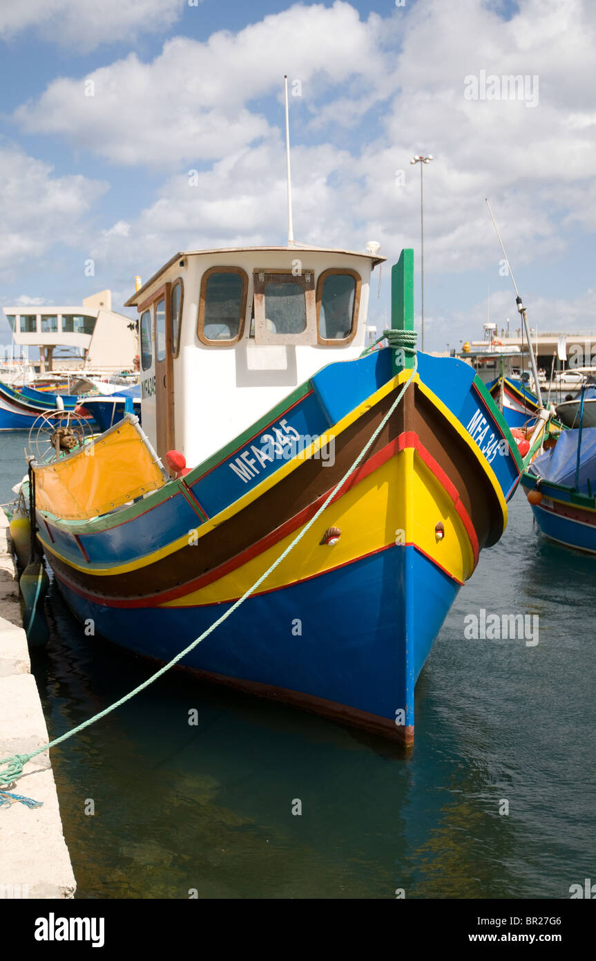 Gozo luzzu barca in legno dipinto tradizionale barca Gozo Malta la pesca malocchio simbolo per scongiurare cattivi spiriti malvagi ormeggiato nel porto di Mgarr Foto Stock
