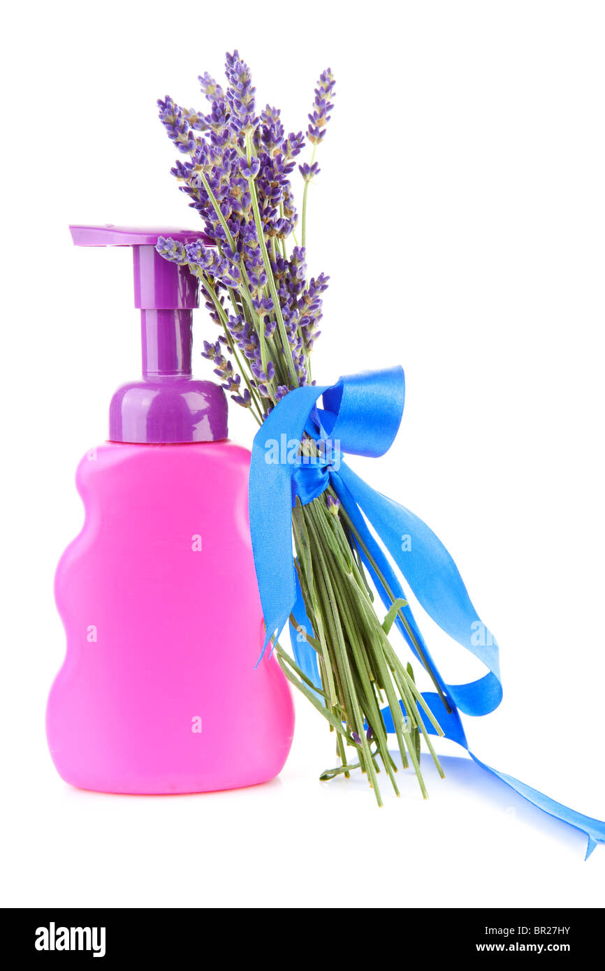 Bottiglia di rosa di sapone e lavanda su sfondo bianco Foto Stock